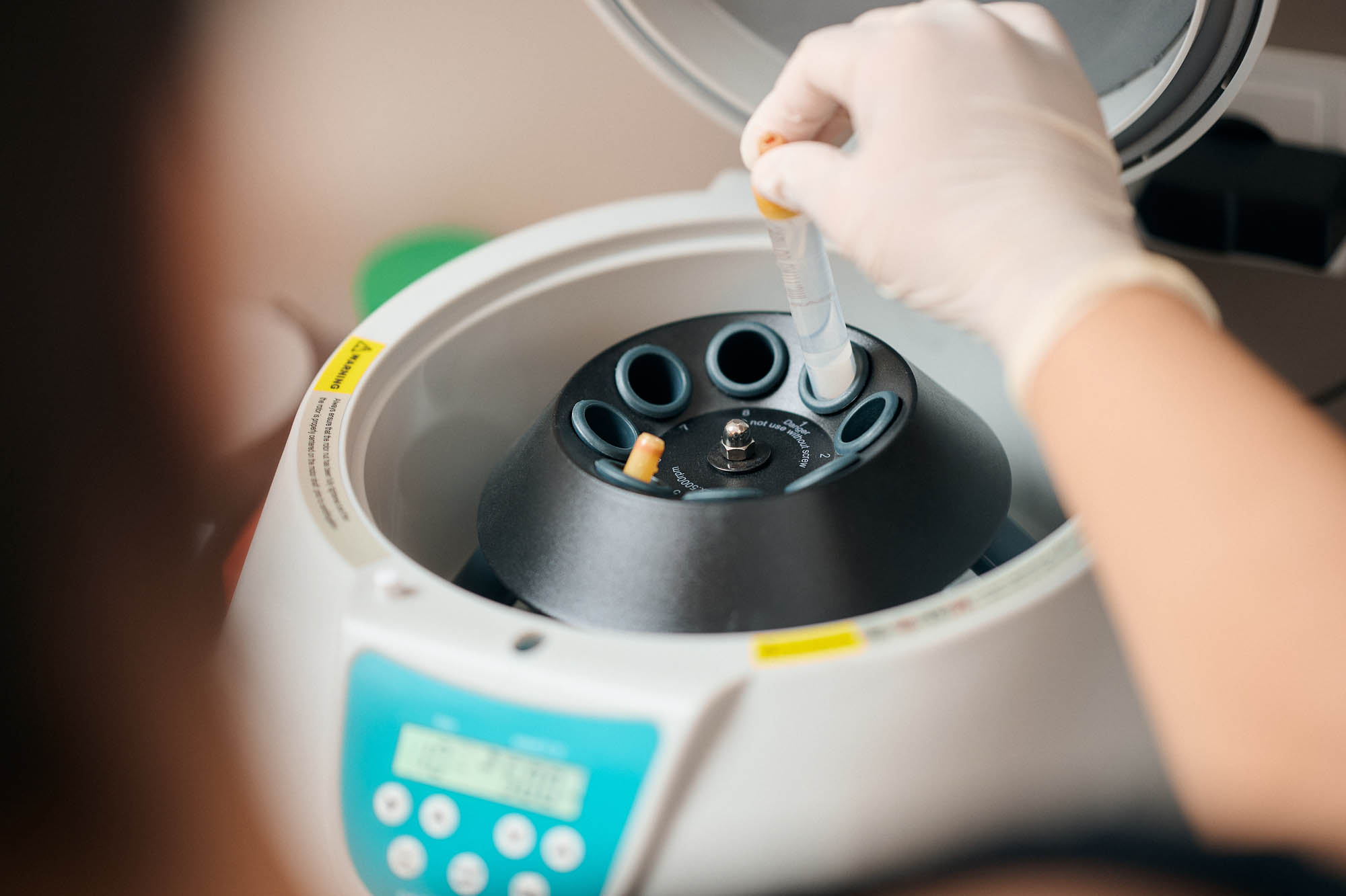 Ein Teströhrchen wird in eine Zentrifuge eingeführt